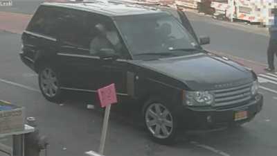 لحظة اعتداء رجلين على شاب بمضارب البيسبول (فيديو)