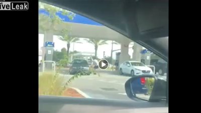 مشاجرة بين 3 أشخاص تتحول لدهس بسيارة (فيديو)