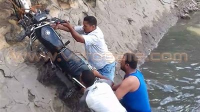 بالصور.. الأهالي ينقذون سائق دراجة بخارية سقط في ترعة بالشرقية