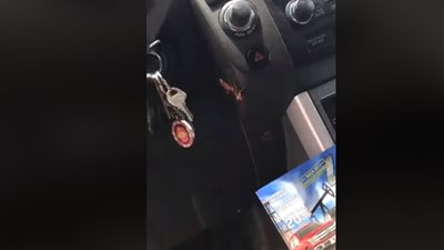 رد فعل رجل عثر على «صرصار» داخل سيارته (فيديو)