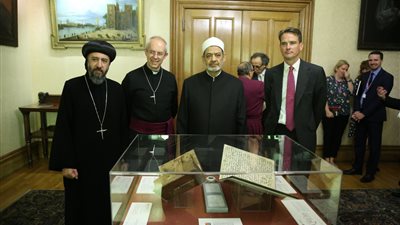 شيخ الأزهر يتفقد أقدم مخطوطة للقرآن في العالم (صور)