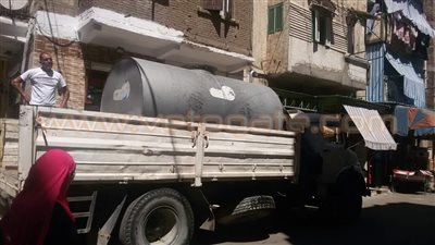 بالصور.. الدفع بسيارات لمياه الشرب بميناء البصل في الإسكندرية