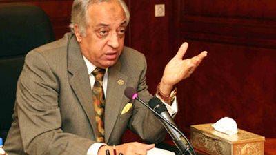 بالفيديو..وزير الداخلية الأسبق يغادر عزاء الراحل أحمد رجب