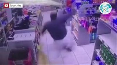 نهاية مروعة لوافد حاول مساعدة طفلة داخل محل ألعاب بالسعودية (فيديو)