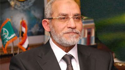 قاضي «الإرشاد» يأمر بإخراج «بديع» من القاعة لإخلاله بنظام الجلسة