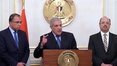 رئيس الوزراء يرد على الاستفسارات حول «الخدمة المدنية».. محلب: القانون يقضي على البيروقراطية ويعطي الموظف حقوقه كاملة.. لا مساس برواتب الموظفين.. ولن نسمح بإرباك المشهد السياسي