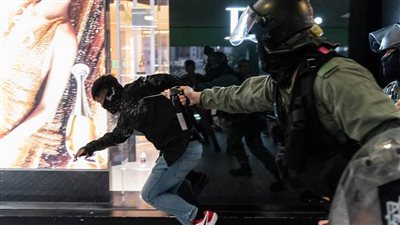 شرطة هونج كونج تفرق المحتجين برذاذ الفلفل الحار و تعتقل 15 منهم | صور