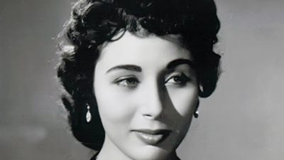 لبنى عبد العزيز تهوى جمع طفايات السجاير