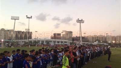 بالصور.. براعم سموحة يؤدون صلاة الغائب على روح ناشئ النادي