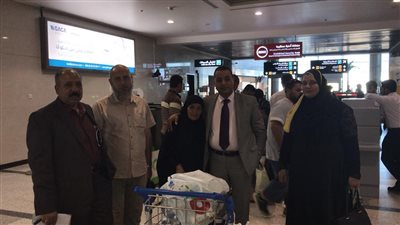 أول صور لمغادرة الحاجة سعدية مطار ينبع بالسعودية (صور)