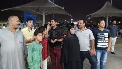 «الحاجة سعدية» ضحية العمرة المزيفة تصل مطار القاهرة «فيديو وصور»