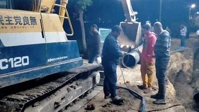 كسر ماسورة رئيسية وراء انقطاع مياه الشرب عن مدينة السنطة | صور