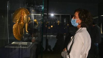 قبل ساعات من نقل المومياوات الملكية.. رئيس منظمة اليونسكو تزور المتحف المصري