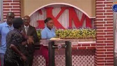 اختطاف قس بقوة السلاح أثناء بث مباشر لاحتفال كنسي في هايتي | فيديو