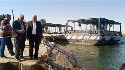 لحظة سحب العبارة النهرية المعطلة بنيل سوهاج | فيديو