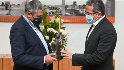 وزير الآثار يناقش تطوير الترويج مع الأمين العام لمنظمة السياحة العالمية