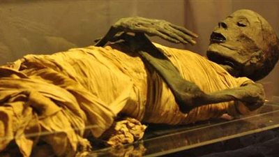 خرافات شوهت الحضارة الفرعونية.. صحف أجنبية تزعم وجود كائنات فضائية في التوابيت.. ولعنة الفراعنة والزئبق الأحمر 