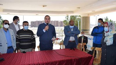 رئيس جامعة سوهاج يلتقي طلاب المدينة الجامعية للاطمئنان عليهم