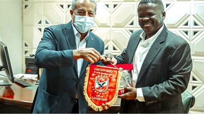 الدرندلي يهدي درع وعلم الأهلي إلى رئيس نادي المريخ السوداني