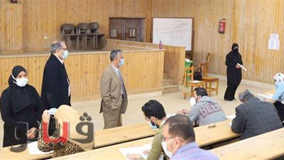 رئيس جامعة جنوب الوادي يتفقد امتحانات الدراسات العليا بكلية التجارة