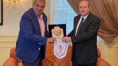 هشام إبراهيم يهدي درع الزمالك للسفير المصري في الجزائر