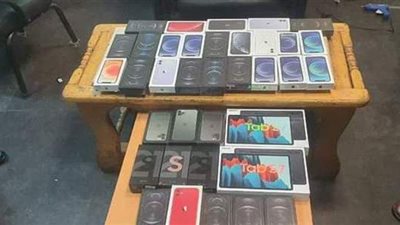 جمارك مطار القاهرة تحبط محاولتي تهريب أسلحة بيضاء وهواتف محمولة