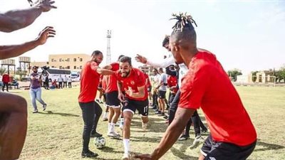 لاعبو الأهلي يحتفلون بعيد ميلاد عمرو السولية الـ 32