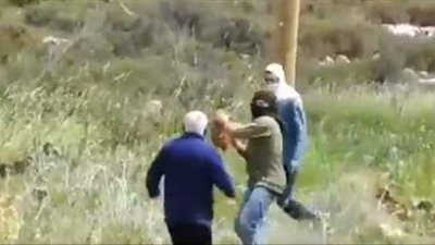 لحظة اعتداء مستوطنين على فلسطيني مسن ومحاولة قتله | فيديو