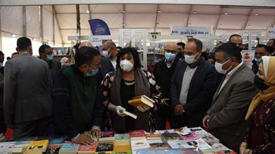 وزيرة الثقافة تتفقد معرض الإسكندرية التاسع للكتاب