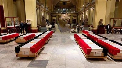 ملفوفة بعلم مصر.. المومياوات الملكية تستعد للتحرك من ميدان التحرير | صور