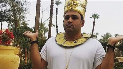 أكرم حسني ينشر صورة بالزي الفرعوني قبل موكب نقل المومياوات الملكية