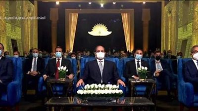 7 مشاهد من احتفالية نقل المومياوات الملكية.. إهداء الرئيس نموذج لتوت عنخ آمون أثناء قضائه على قوى الشر.. وفيلم تسجيلي عن تطوير المتاحف