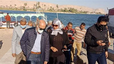 محافظ سوهاج يكلف السكرتير العام للانتقال لموقع تعطل العبارة بطهطا | صور