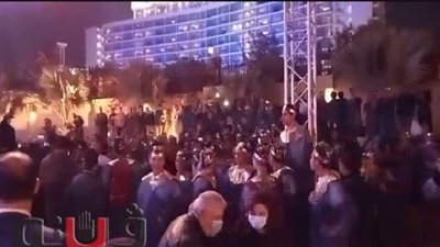 هتافات طلبة تربية رياضية بحلوان بعد خروج المومياوات الملكية من متحف التحرير | فيديو