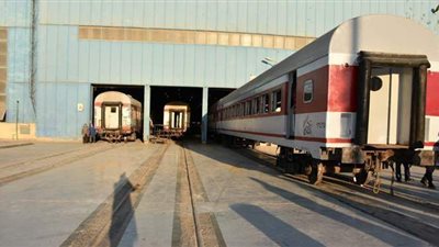 وزير النقل يتابع أعمال تجديد وتطوير 925 عربة