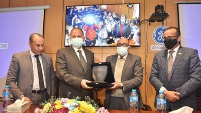 محافظ أسيوط يكرم أطباء الجامعة | فيديو