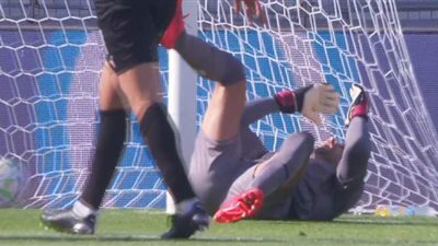 بعد خطئه أمام الرجاء.. انتقادات وسخرية من رواد تويتر لـ «شريف إكرامي»