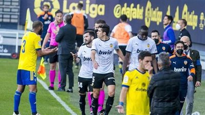 لاعب فالنسيا يتعرض للعنصرية في لقاء قادش وزملاؤه ينسحبون من المباراة