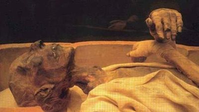 «طبيبة المومياوات الملكية» تفجر مفاجأة عن أطوال وأعمار الملوك والملكات | فيديو