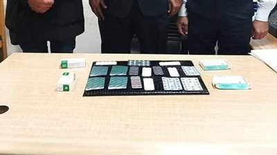 ٤ حيل جديدة لتهريب الممنوعات في مطار القاهرة.. الاستعانة بصديق.. المناطق الحساسة للهروب من تفتيش الحقائب.. وادعاء المرض