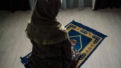 هل يشترط تغطية قدم المرأة في الصلاة؟.. الإفتاء تجيب
