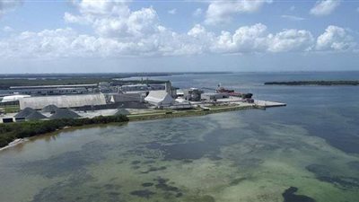 يغرق الأخضر واليابس.. خزان مياه مهدد بالانهيار وإحداث فيضان كارثي في فلوريدا | صور