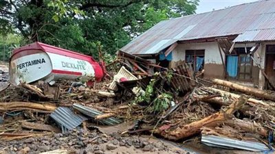 مصرع 75 شخصا وفقد العشرات في فيضانات بإندونيسيا وتيمور الشرقية | فيديو وصور