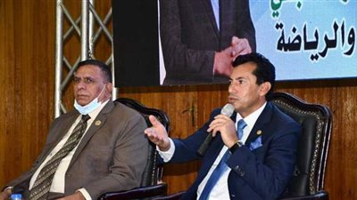 وزير الرياضة يناقش مع شباب العمال الإستراتيجية الوطنية للنشء