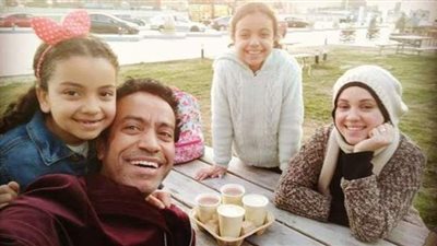 سامح حسين ينشر صورة مع زوجته وابنتيه: راجل و3 ستات
