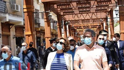 خالد العناني ومدير اليونسكو يتفقدان السوق السياحي القديم في أسوان