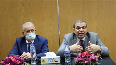 سعفان ومحافظ الأقصر يلتقيان العمالة العائدة من الخارج