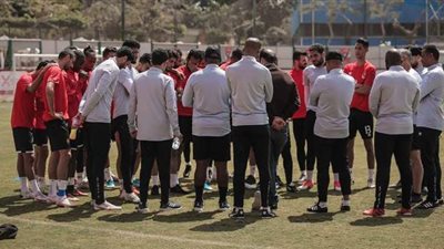موسيماني يعقد محاضرة فنية مع لاعبي الأهلي على هامش مران اليوم