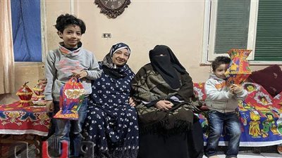 فرحة لـ«الأحفاد» ومواجهة لـ«الغلاء».. «أم سعيد» ورحلة صناعة فوانيس الخيامية | فيديو