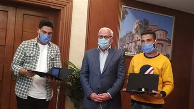 بعد لقائهم مع فيتو.. محافظ بورسعيد يكرم شابين شاركا في إنقاذ الأسرة الغارقة بالقناة